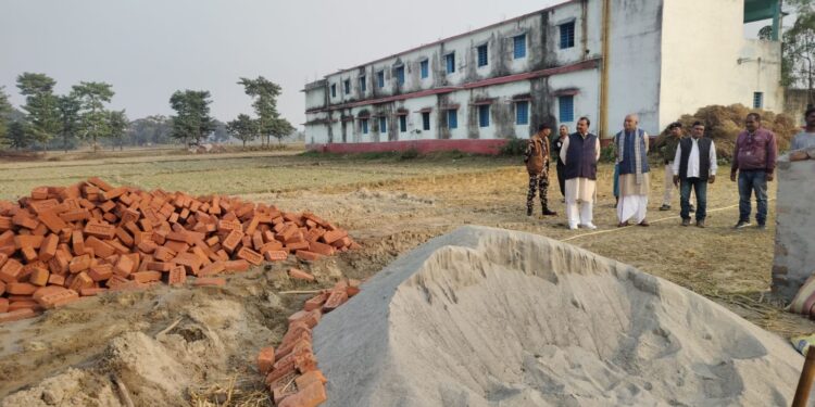 मनरेगा से हो रहें खेल मैदान निर्माण कार्य का विधायक ने किया निरीक्षण।