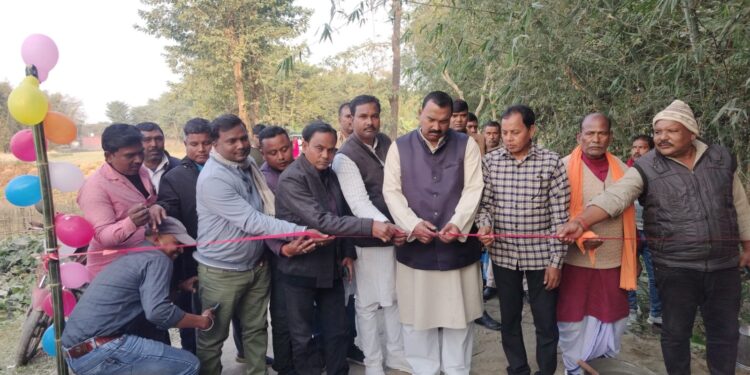 मनरेगा योजना से हो रहे सड़क निर्माण कार्य का विधायक व मुखिया ने किया शिलान्यास।