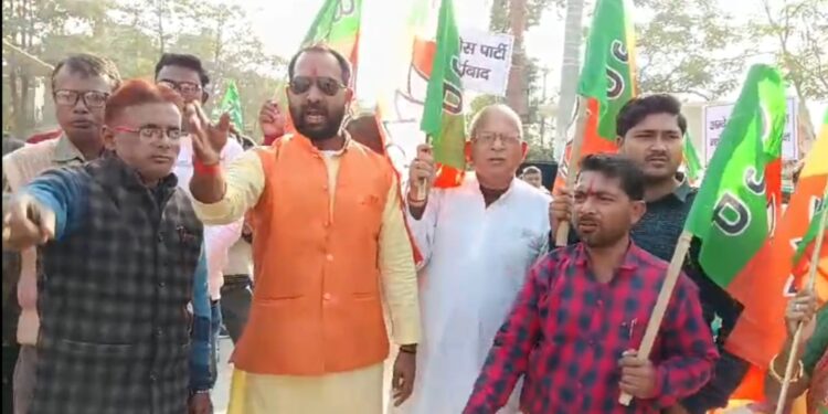 भाजपा युवा मोर्चा ने किया कोंग्रेस कार्यालय के घेराव का प्रयास।