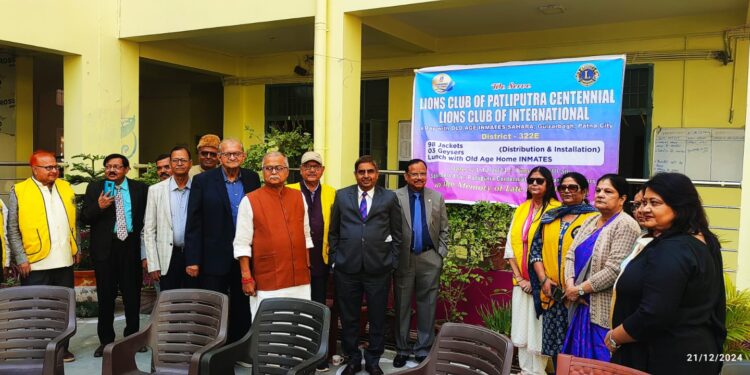 गुलजारबाग वृद्धाश्रम में 98 जैकेट और 2 गीजर का हुआ वितरण