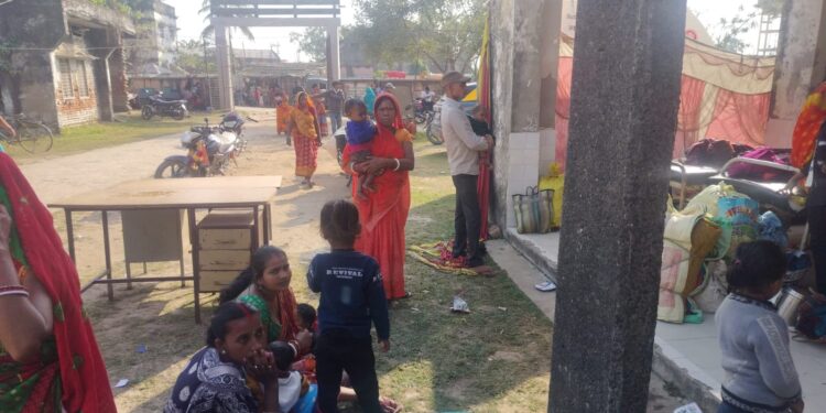 कुर्साकांटा PHC ने खोली हेल्थ विभाग की पोल! ठंड में भी जमीन पर बैठ इलाज कराने को मजबूर हैं मरीज।