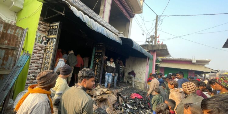 पलासी – पंकज कॉस्टोमैटिक की दुकान में लगी आग लाखों का हुआ नुकसान
