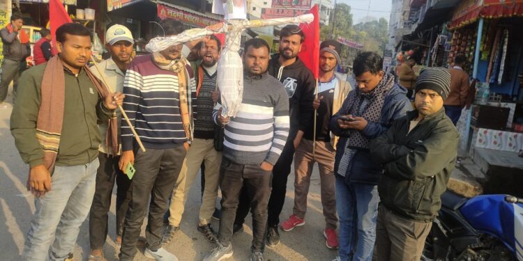समस्तीपुर – छात्रों पर फर्जी प्राथमिकी के खिलाफ सीएम का पुतला दहन