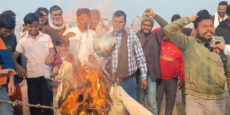 निर्माणाधीन सड़क कार्य में हो रहे अनियमितता, ग्रामीणों ने संवेदक का फुका पुतला।