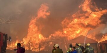 महाकुंभ मेला -दिगंबर अनी अखाड़े में भीषण आग लगने से 20-25टेंट राख, सिलेंडर में विष्फोट