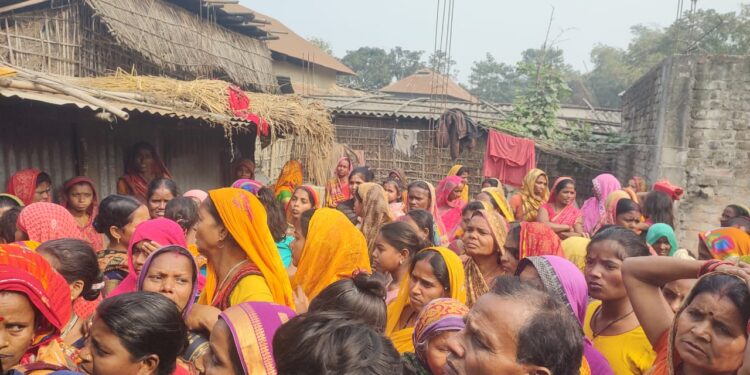 गुरुवार को जोकिहाट व पलासी मुख्य सड़क पर मोहनिया मदरसा चौक के पास हुई सड़क दुर्घटना