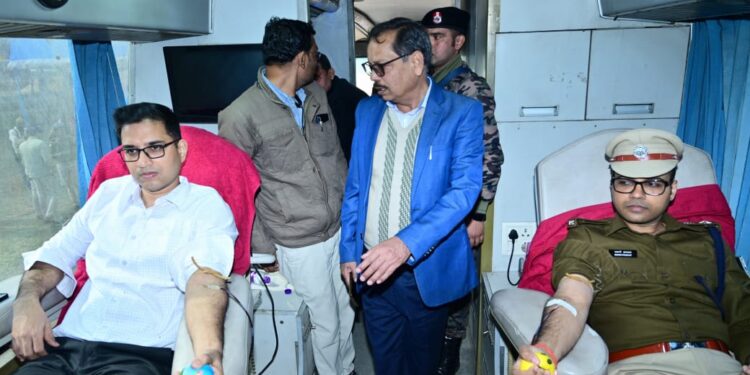 डीएम, एसपी ने रक्तदान कर पुलिस लाइन में किया रक्तदान शिविर का उद्घाटन