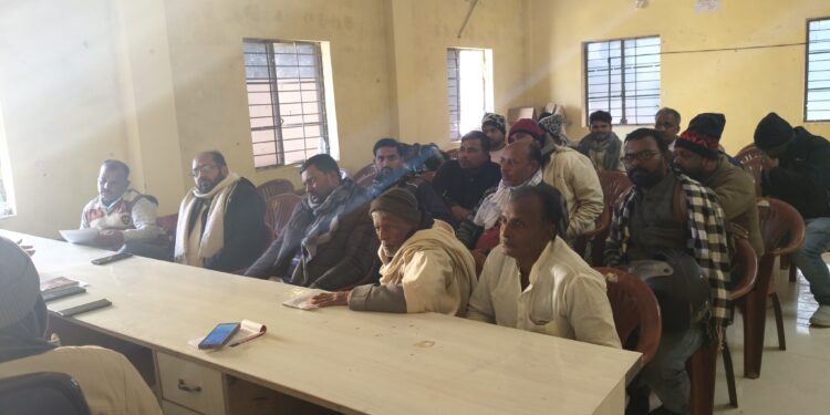 कुशेश्वरस्थान / दरभंगा :- प्रखंड कार्यालय के सभा कक्ष में छाया रहा  खाद बीज विक्रेताओं की मनमानी का मुद्दा