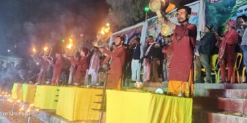 कुशेश्वरस्थान / दरभंगा :- कुशेश्वरस्थान में महाआरती की प्रस्तुति से झूम उठे श्रद्धालु।