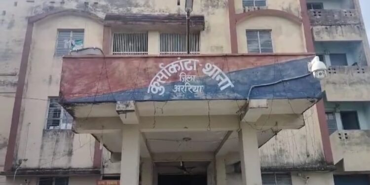 अररिया – कुर्साकांटा बालचंदा में किराना कारोबारी के घर 1 लाख की डकैती