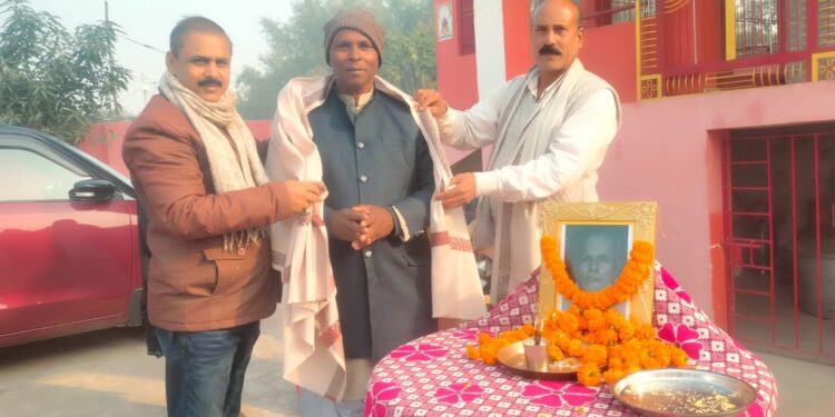 अररिया : अधिवक्ता सह पत्रकार श्याम सुंदर प्रसाद की 107वी जयन्ती पर जरूरतमंदों के बीच कम्बल बितरण