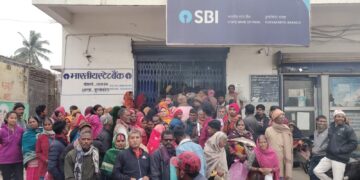 Araria – कुर्साकांटा स्टेट बैंक में केवाईसी के लिए लगी कतार, कई हुए मायूस।