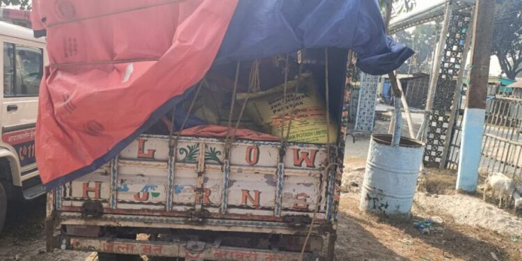 अररिया : 50 बोरी यूरिया खाद को ग्रामीणों ने पकड़ कर फुलकाहा पुलिस के किया हवाले