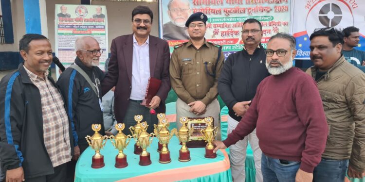 आज खेल के मुख्य अतिथि डीएसपी फखरे आलम व कैंसर यासीन को खुर्शीद खान पप्पू ने किया सम्मानित