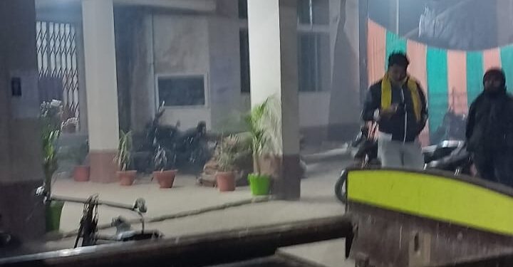 पैराडाइज होटल(एसडीएम होटल)में चोरी के प्रयास में चोर रंगे हाथ पकड़ा गया