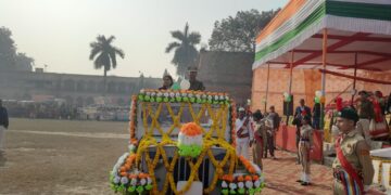 76 वें गणतंत्र दिवस पर एसडीओ ने दी तिरंगे को सलामी