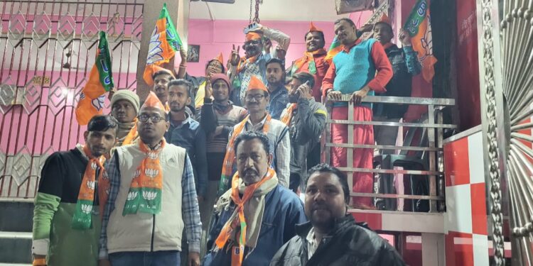 दिल्ली जीत पर रानीगंज में भाजपा कार्यकर्ताओं ने मनाया जश्न, आतिशबाजी और मिठाइयों के साथ मनाई खुशी