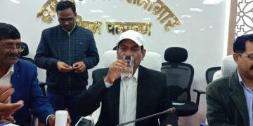 सर्वजन दवा खाकर डीएम ने किया फाइलेरिया उन्मूलन कार्यक्रम की शुरुआत