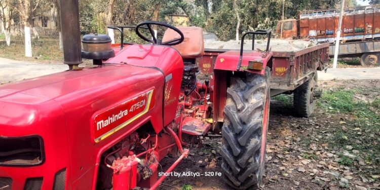 अवैध बालू खनन के खिलाफ पुलिस की कार्रवाई, बिना नंबर का ट्रैक्टर जब्त