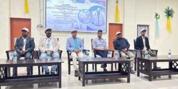 जिलाधिकारी के साथ 450 छात्रों और शिक्षकों ने खाई फाइलेरिया की दवा