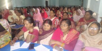 पलासी प्रखंड मुख्यालय स्थित लाल बहादुर शास्त्री हाई स्कूल पलासी में आंगनबाड़ी सेविकाओं को