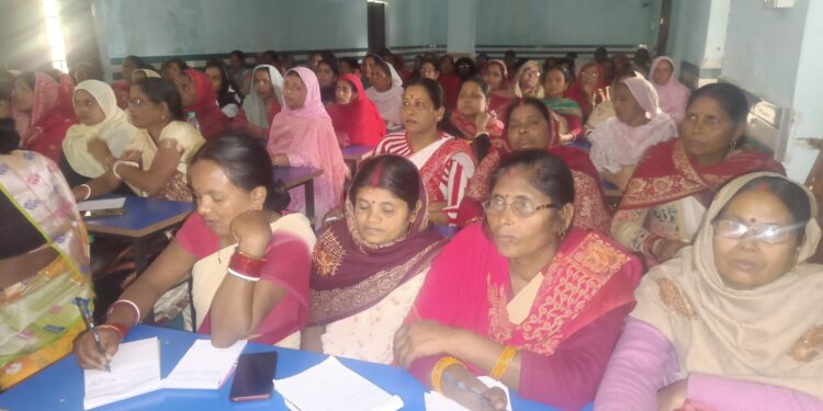 पलासी प्रखंड मुख्यालय स्थित लाल बहादुर शास्त्री हाई स्कूल पलासी में आंगनबाड़ी सेविकाओं को