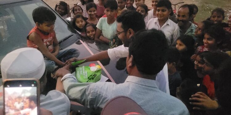 युवा नेता मयंक पासवान ने महादलित टोले में मनाया जन्मदिन, बच्चों को बांटी शिक्षण सामग्री