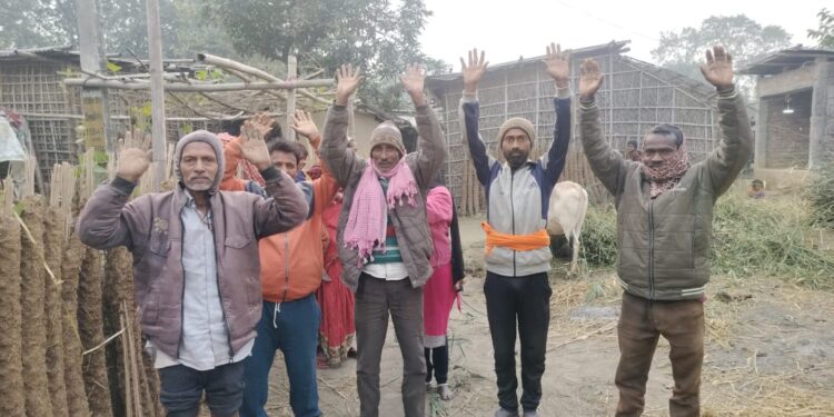 कुआडी़ पंचायत वार्ड 6 में नल जल योजना के तहत पानी नहीं मिलने पर ग्रामीणों ने किया विरोध प्रदर्शन।