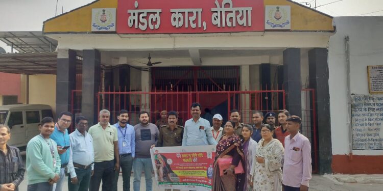 हाथी पांव से बचाव हेतु जेलर के साथ कैदियों को खिलाई गयी सर्वजन दवा