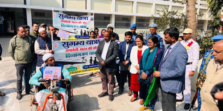 Araria – समाहरणालय परिसर मे सुग्मय यात्रा को जिला पदाधिकारी अनिल कुमार द्वारा हरी झंडी दिखाकर की रवाना