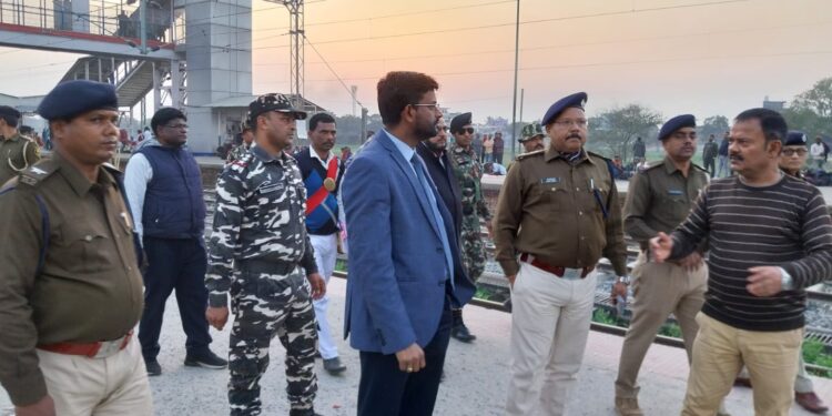 Araria – नई दिल्ली रेलवे स्टेशन पर हादसे से अररिया जिला प्रशासन ने ली सबका,जोगबनी स्टेशन पर यात्रियों की भीड़ को नियंत्रित करने के लिए की पहल