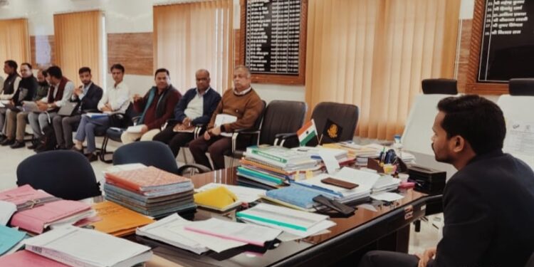 डीएम ने की स्वास्थ्य सेवाओं की व्यापक समीक्षा, सख्त निर्देश