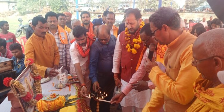 24 कुंडीय गायत्री महायज्ञ को लेकर स्थानीय विधायक सह बिहार सरकार के मंत्री के द्वारा भूमि पूजन किया गया ।