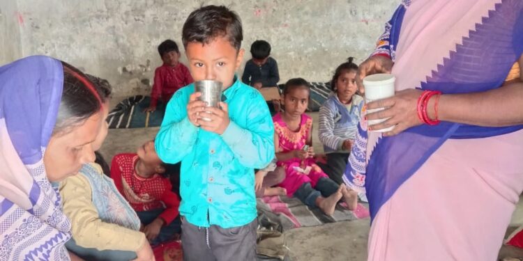 स्कूलों तथा आंगनबाड़ी केंद्रों पर खिलाई गई अल्बेंडाजोल एवं डीईसी की गोली