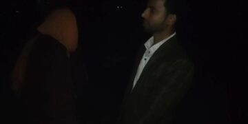 पलासी – कनखुदिया वार्ड नंबर 4 में ग्रामीणों ने शराब तस्कर को पकड़ा पुलिस के आते ही शराब तस्कर फरार