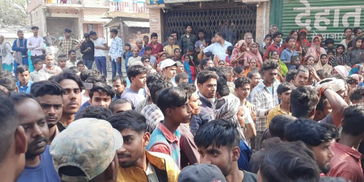 चौर के खेत में युवक का शव मिलते ही इलाके में सनसनी; परिजनों ने हत्या का लगाया आरोप