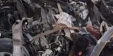 भोजपुर, बिहार -मोहनिया हाईवे पर दुल्हिनगंज के नजदीक शुक्रवार की अहले सुबह प्रयागराज से लौट रही एक कार कंटेनर में घुसी, छह की दर्दनाक मौत