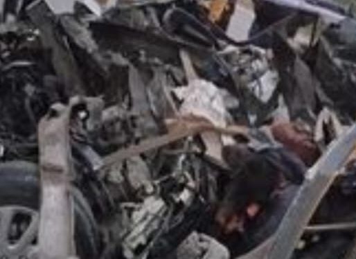 भोजपुर, बिहार -मोहनिया हाईवे पर दुल्हिनगंज के नजदीक शुक्रवार की अहले सुबह प्रयागराज से लौट रही एक कार कंटेनर में घुसी, छह की दर्दनाक मौत