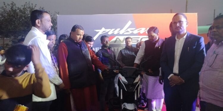 कुर्साकांटा में बजाज ने किया पल्सर मेनिया 2.0 का आयोजन।