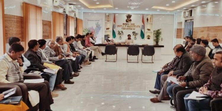 जिला स्तरीय पदाधिकारी के साथ कार्य संस्कृति को लेकर डीएम ने की बैठक