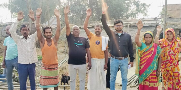 सिकटी प्रखंड में प्रधानमंत्री आवास योजना में जियो टैगिंग के नाम पर अवैध वसूली लोगों ने किया प्रदर्शन।