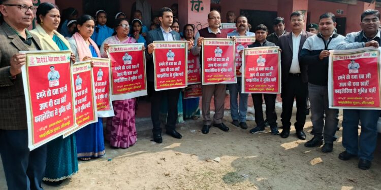 दवा खाकर जिलाधिकारी ने किया एमडीए अभियान का उद्घाटन