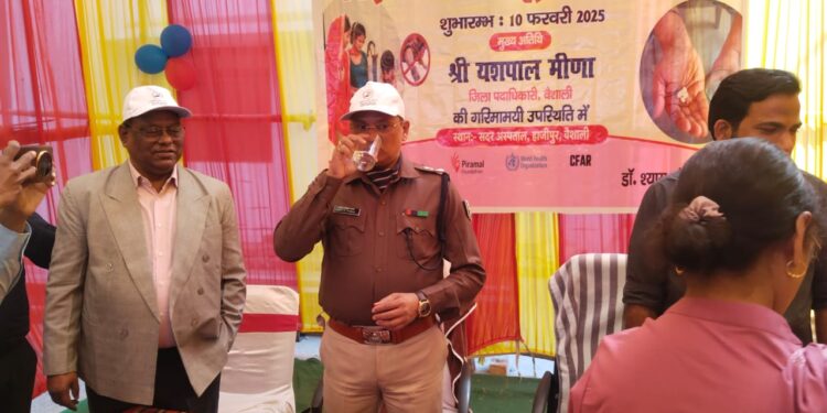 जिलाधिकारी व पुलिस अधीक्षक ने खाई फाइलेरिया रोधी गोलियां, कहा सुरक्षित है दवा सभी खाएं