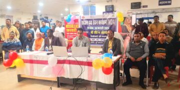 डीईसी एवं एल्बेंडाजोल की गोली खाकर डीएम ने किया फाइलेरिया उन्मूलन कार्यक्रम की शुरुआत