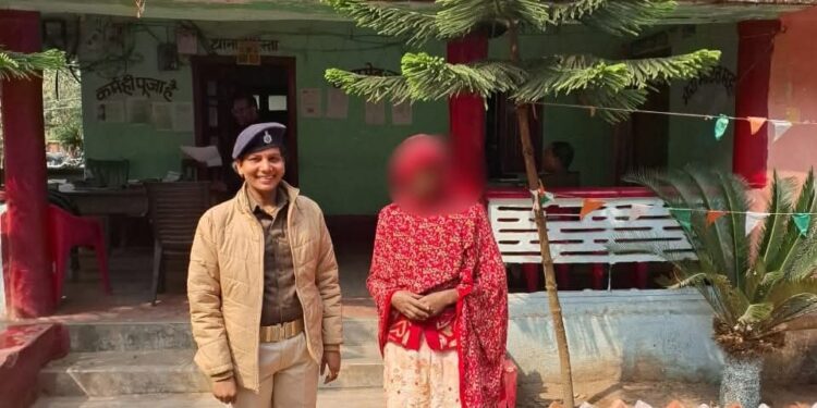 आंगन में लगे 8 गाजा के पौधे पुलिस ने महिला को किया गिरफ्तार।