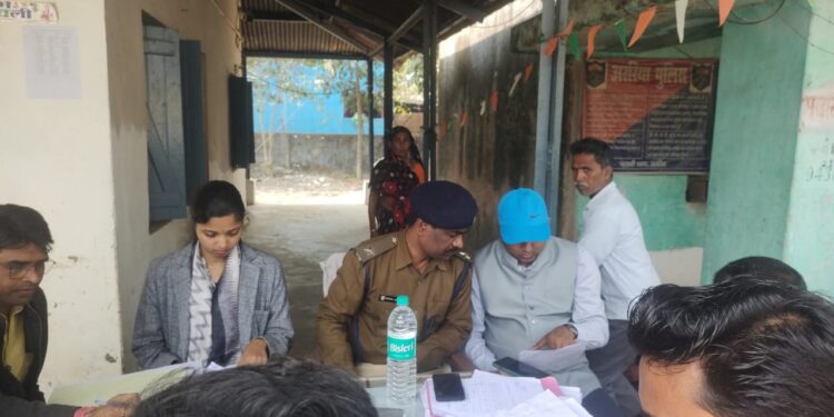 पलासी थाना परिसर में जनता दरबार का आयोजन किया गया जिस्म की भूमि संबंधित मामला को लेकर