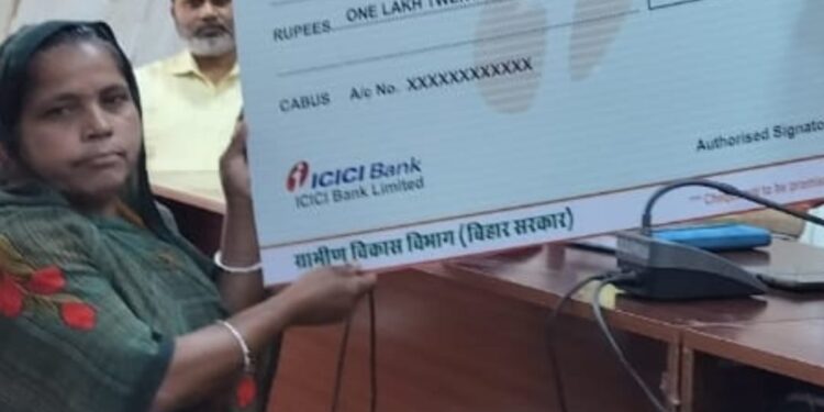 पांच लाभुकों को मिला डमी चेक, दो को मिली चाबी