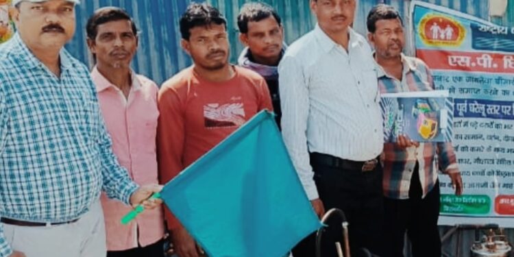 ठाकुरगंज प्रखंड के करवालविट्टा गांव से छिड़काव कार्यक्रम का हुआ शुभारंभ-सिविल सर्जन