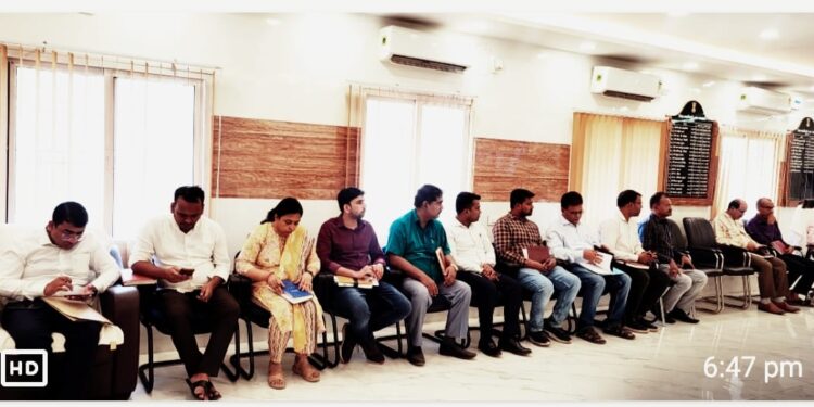 किशनगंज, बिहार -पर्यावरण को संकट में कौन डाल रहा है, जिला प्रशासन ने समितियों को जवाबदेह आचरण प्रदर्शित करने संबधी दिए सख्त निर्देश