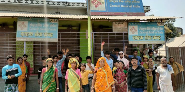 सीएसपी केंद्र के बाहर महादलित महिलाओं ने काटा बवाल।